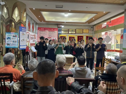 志愿者正在带领老人们做手指操