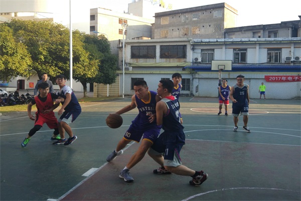 拼抢运球瞬间.jpg 拼抢运球瞬间.jpg