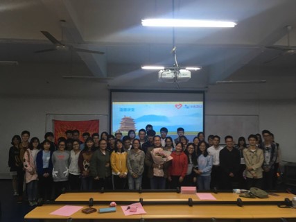 何乃柱老师与志愿者合影.jpg 何乃柱老师与志愿者合影.jpg