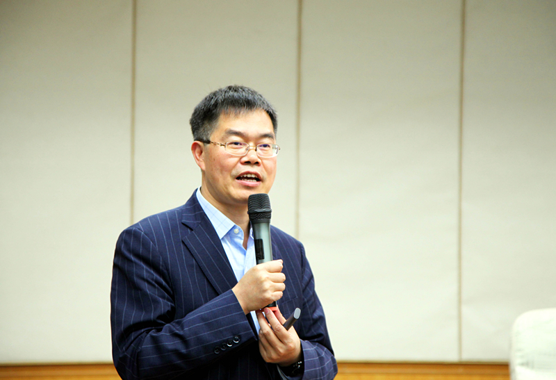 成会明院士作题为《石墨烯等二维材料的制备与应用探索》的报告.jpg 成会明院士作题为《石墨烯等二维材料的制备与应用探索》的报告.jpg