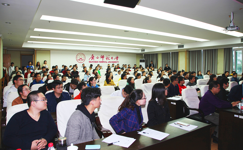 师生现场认真聆听报告.jpg 师生现场认真聆听报告.jpg