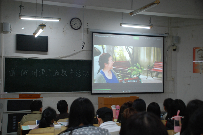 在场师生一同观看短片.jpg 在场师生一同观看短片.jpg