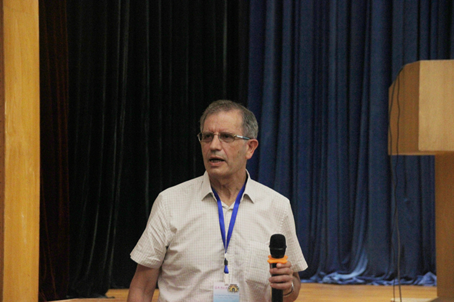 3、西班牙科学院院士E. Oset教授在作报告_副本.jpg 3、西班牙科学院院士E. Oset教授在作报告_副本.jpg