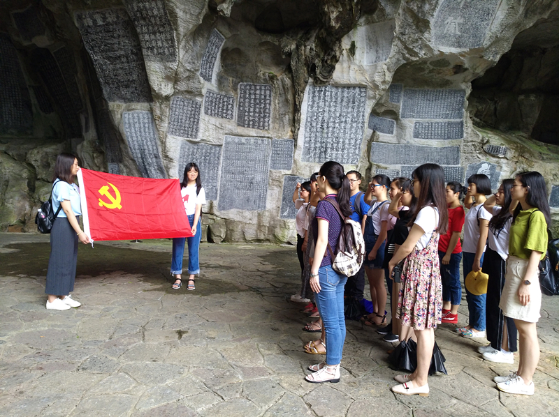 15级党支部成员入党宣誓_副本.jpg 15级党支部成员入党宣誓_副本.jpg