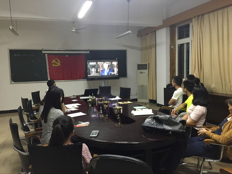 2017级研究生党支部集中观看专题片_副本.jpg 2017级研究生党支部集中观看专题片_副本.jpg